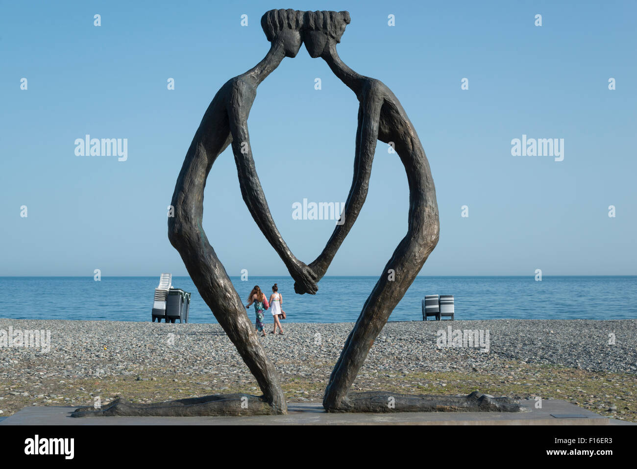 La scultura di fronte al mare. Spiaggia di Batumi. La Georgia. Foto Stock