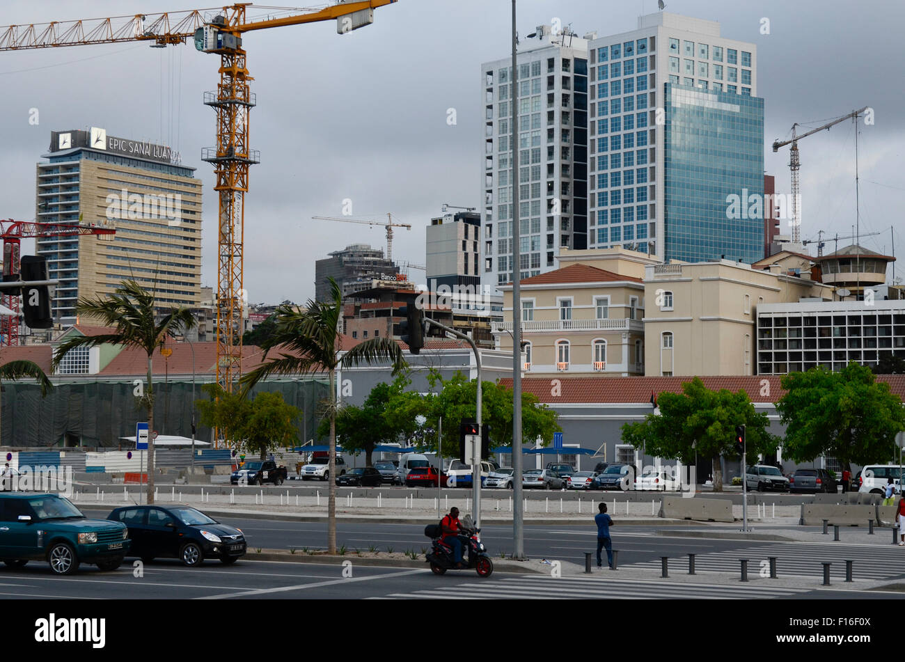 ANGOLA LUANDA, passeggiata a mare e a causa dei ricavi da olio e le esportazioni di diamanti un boom edilizio è visto ovunque e i prezzi immobiliari sono estremamente alta Foto Stock