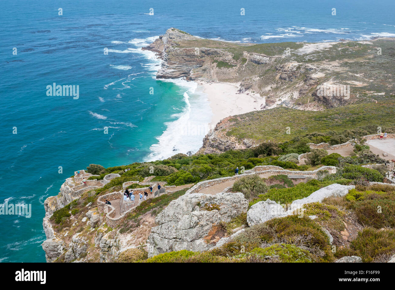 I turisti non identificato godendo la vista verso la spiaggia di Dias e il Capo di Buona Speranza Foto Stock