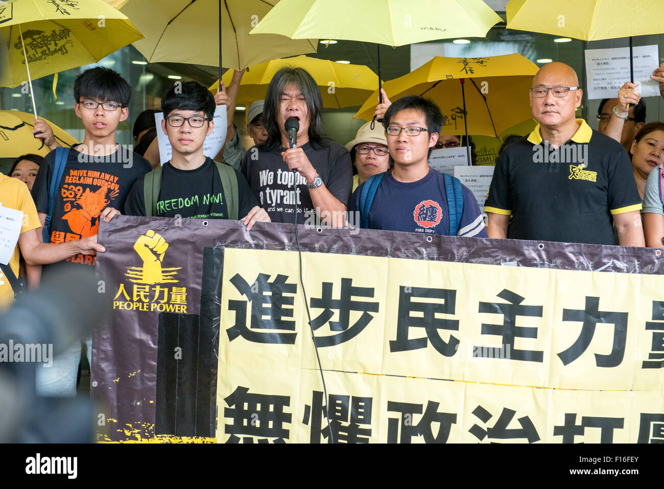 Hong Kong. 28 Agosto, 2015. A lungo termine un attivista e un Consiglio legislativo degli Stati 'capelli lunghi' Leung Kwok-hung parla durante una manifestazione di protesta sui gradini di magistrati orientale corte prima della sua corte aspetto.Consiglio Legislativo stati Albert Chan Wai-yip parla durante una manifestazione di protesta sui gradini di magistrati orientale corte prima della sua corte aspetto. L a R Joshua Wong, Nathan legge,Leung Kwok-hung,Wong Ho-ming Albert Chan Credit: Jayne Russell/Alamy Live News Foto Stock