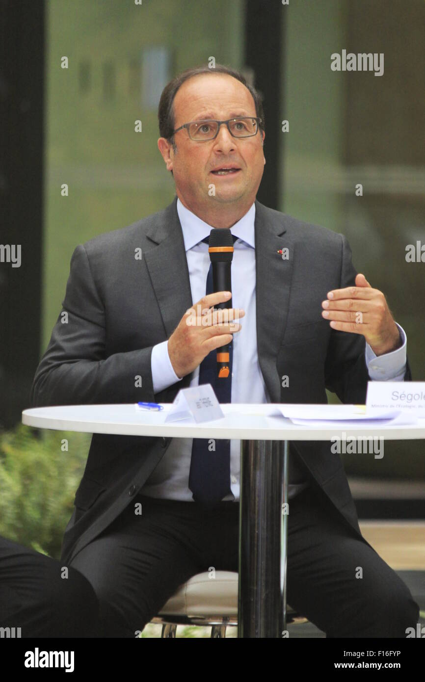 Il Presidente francese Francois Hollande durante una tavola rotonda presso l'Istituto nazionale dell'energia solare (INES) Foto Stock