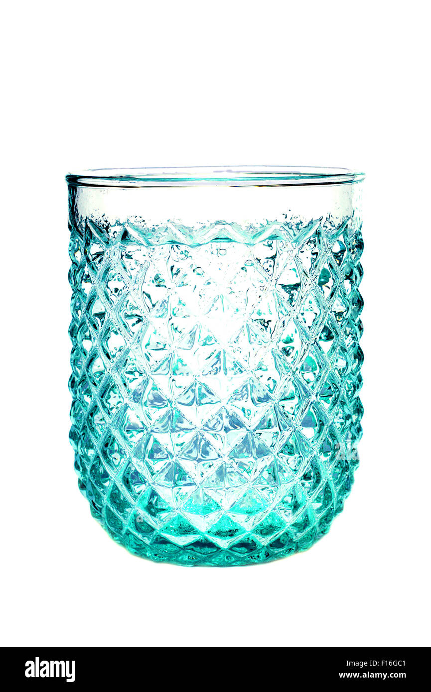 Vecchio bicchiere di acqua, isolato su sfondo bianco Foto Stock