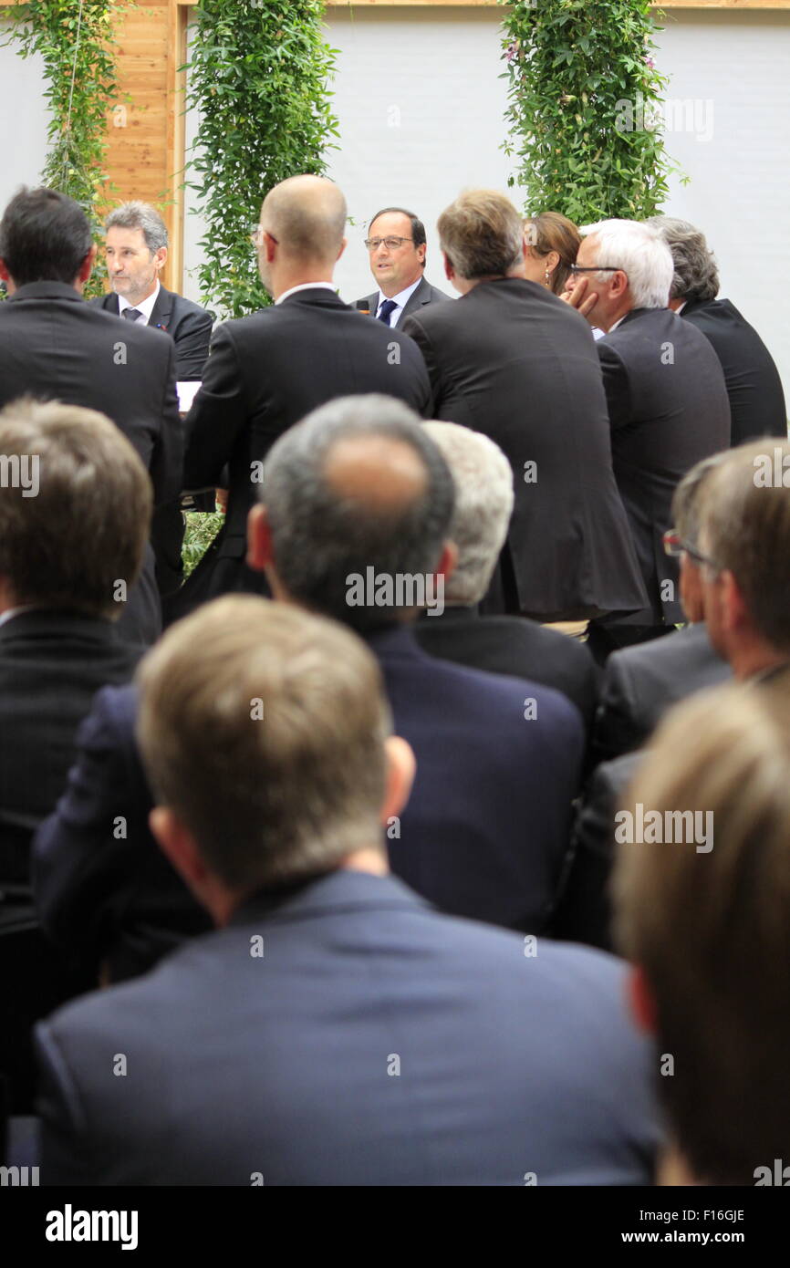 Il Presidente francese Francois Hollande durante una tavola rotonda presso l'Istituto nazionale dell'energia solare (INES) Foto Stock