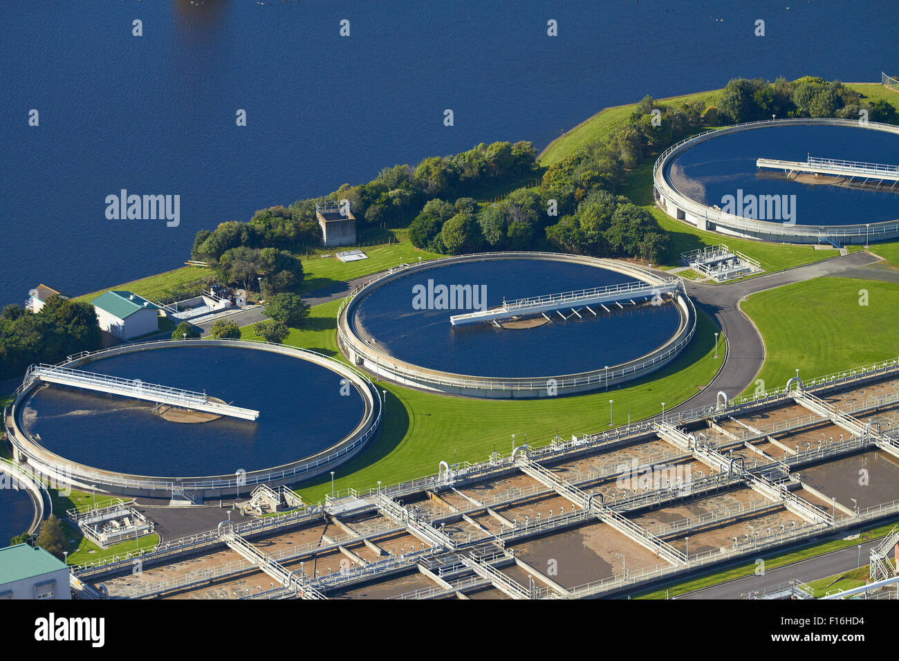Rosedale impianto di trattamento delle acque reflue, Auckland, Isola del nord, Nuova Zelanda - aerial Foto Stock
