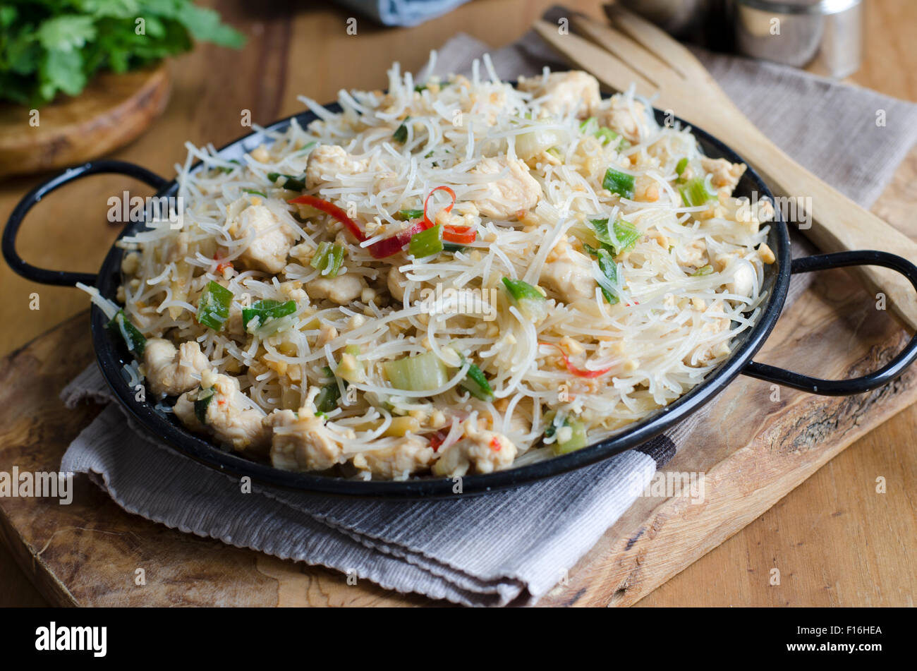 Il vietnamita soffriggere con tagliatelle Foto Stock