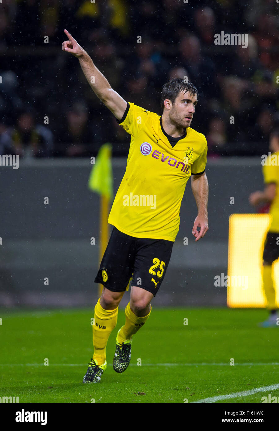 Dortmund, Germania. Il 27 agosto, 2015. Dortmund Sokratis in azione durante la UEFA Europa League Qualificazioni playoff match tra Borussia Dortmund e probabilità BK Skien al Signal Iduna Park di Dortmund, Germania, il 27 agosto 2015. Foto: Guido Kirchner/dpa/Alamy Live News Foto Stock