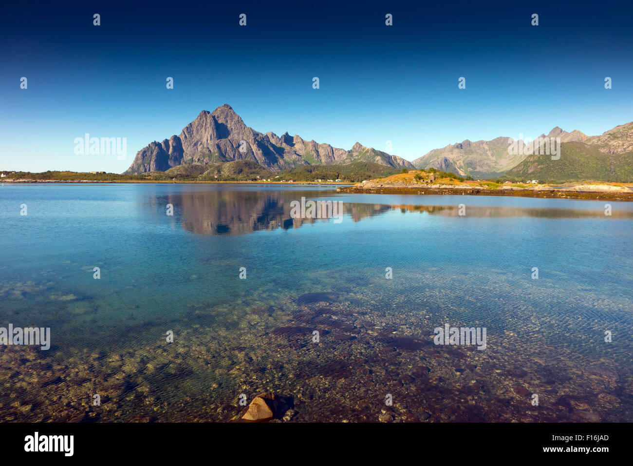Condizioni tranquillo con riflessioni, Orsvagvaer, con Vagakallen mountain Lofoten, Arctic Norvegia, Foto Stock