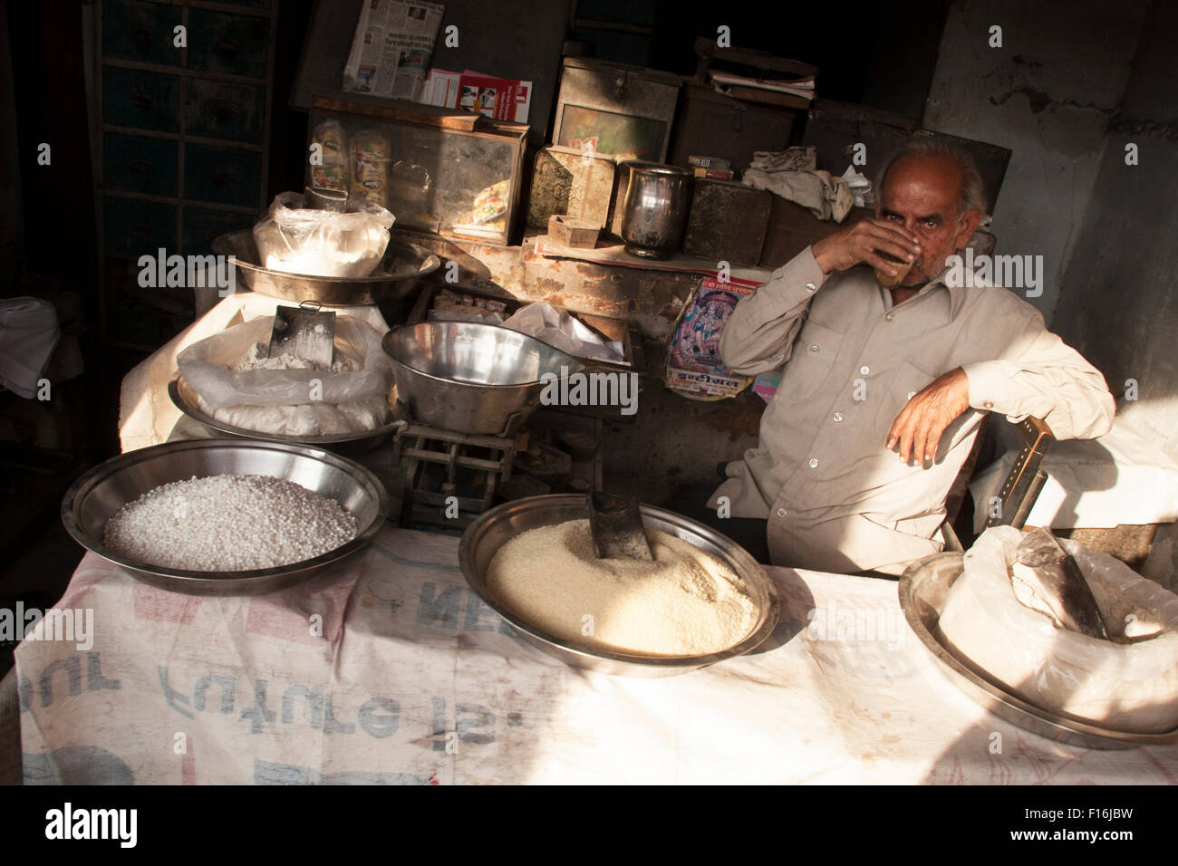 Uomo locale la vendita di cibo di strada, Agra. India. Foto Stock