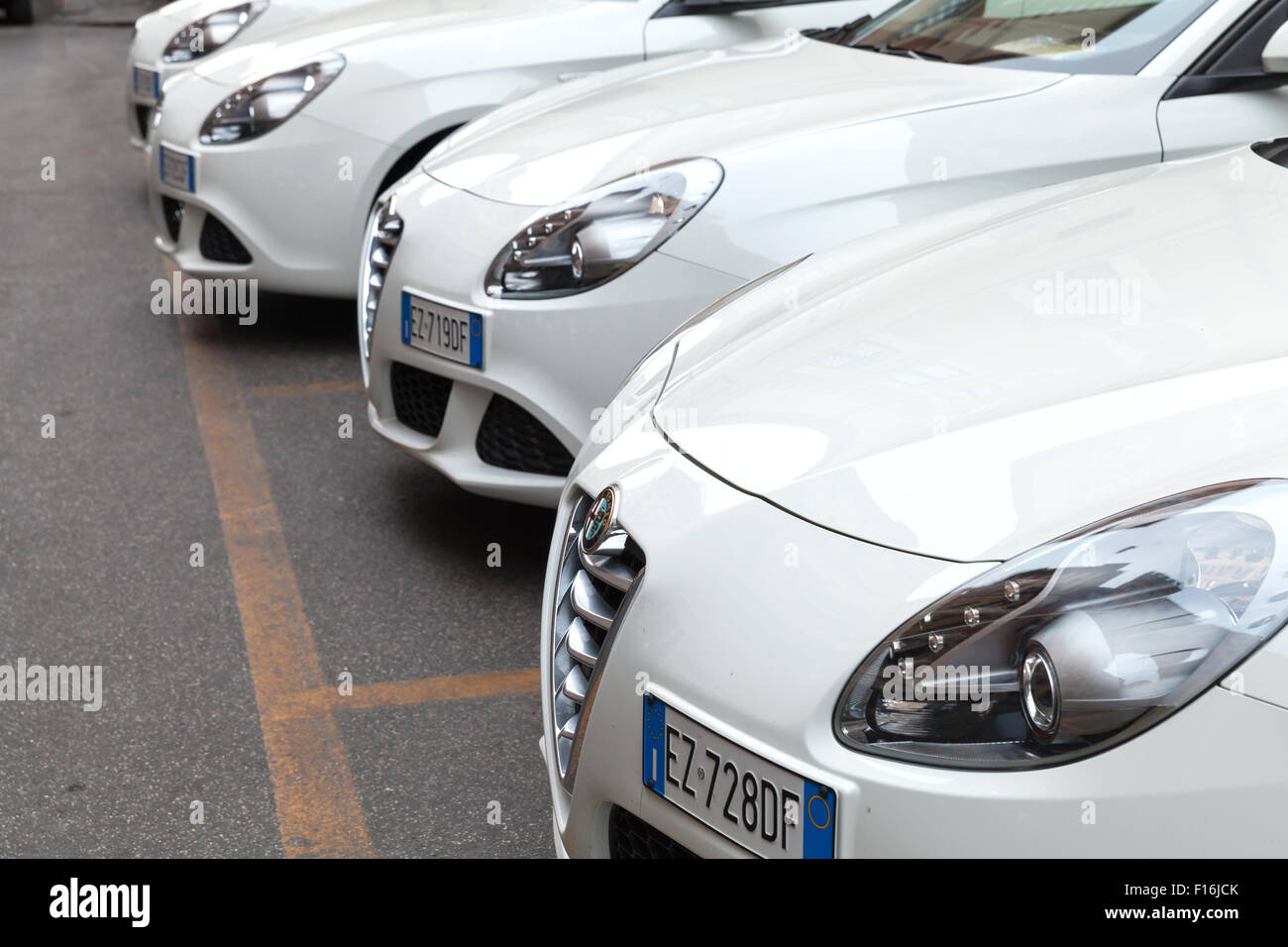 Roma, Italia - 7 Agosto 2015: Bianco Alfa Romeo Giulietta Tipo 940 automobili sta parcheggiato in una riga Foto Stock
