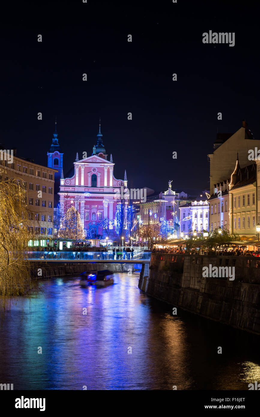 Decorate Lubiana per nuovi anni vacanze, panoramaPanorama della chiesa di San Francesco e Piazza Preseren, decorato per il Natale Foto Stock