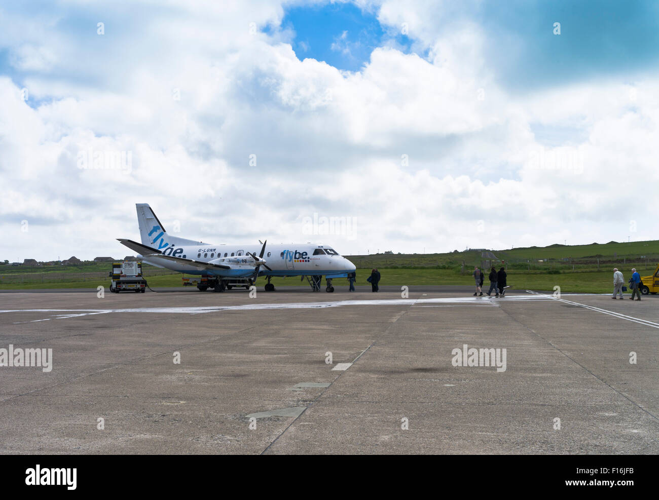 Dh Kirkwall Aeroporto KIRKWALL ORKNEY passeggeri loganair flybe saab 340b aereo aereo persone imbarco Foto Stock