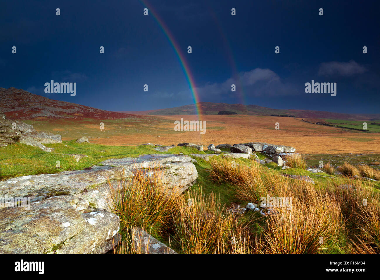 Tor ruvida e Brown Willy Rainbow; Bodmin Moor; Cornovaglia; Regno Unito Foto Stock