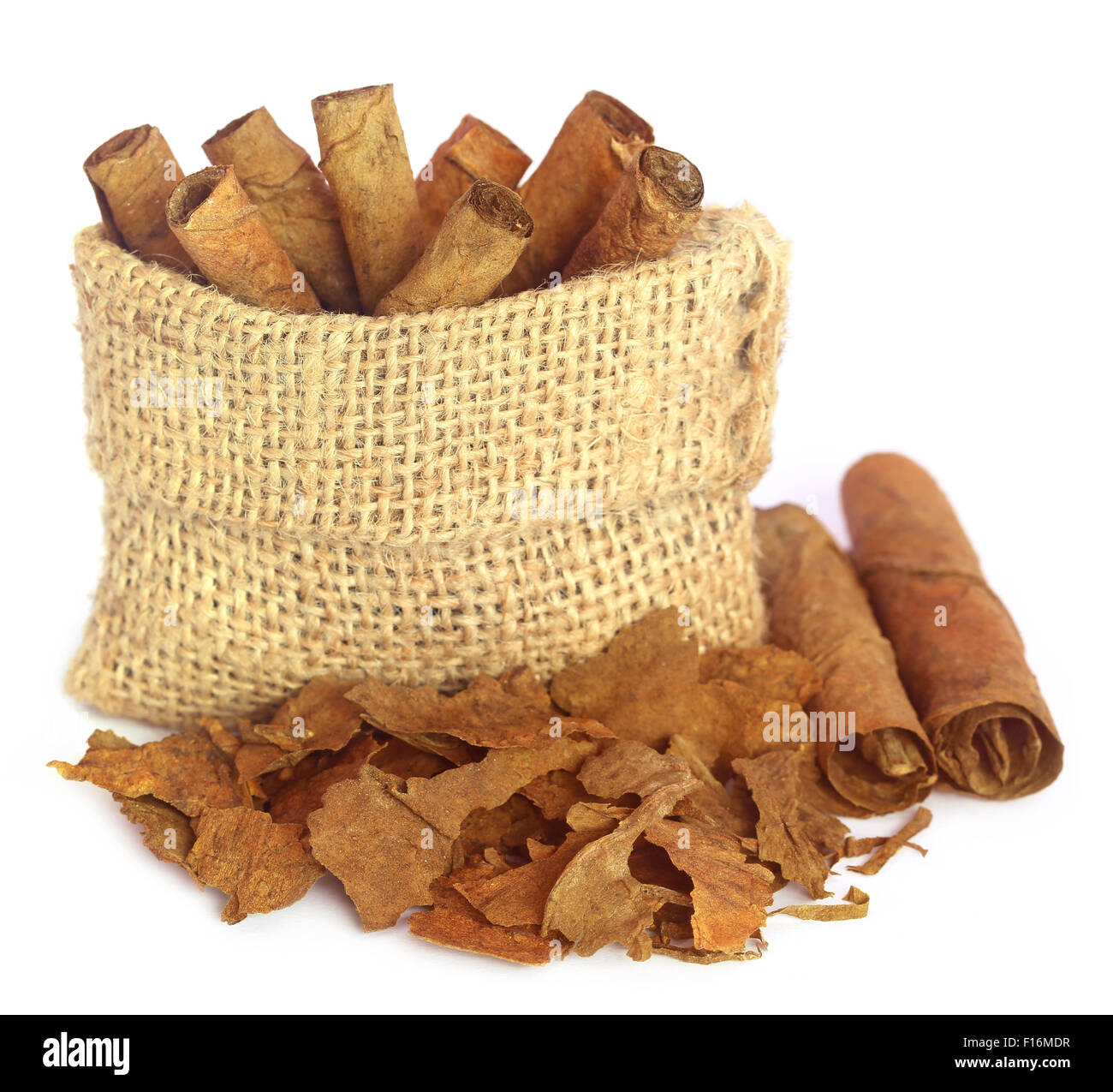 Laminati di foglie di tabacco nel sacco su sfondo bianco Foto Stock