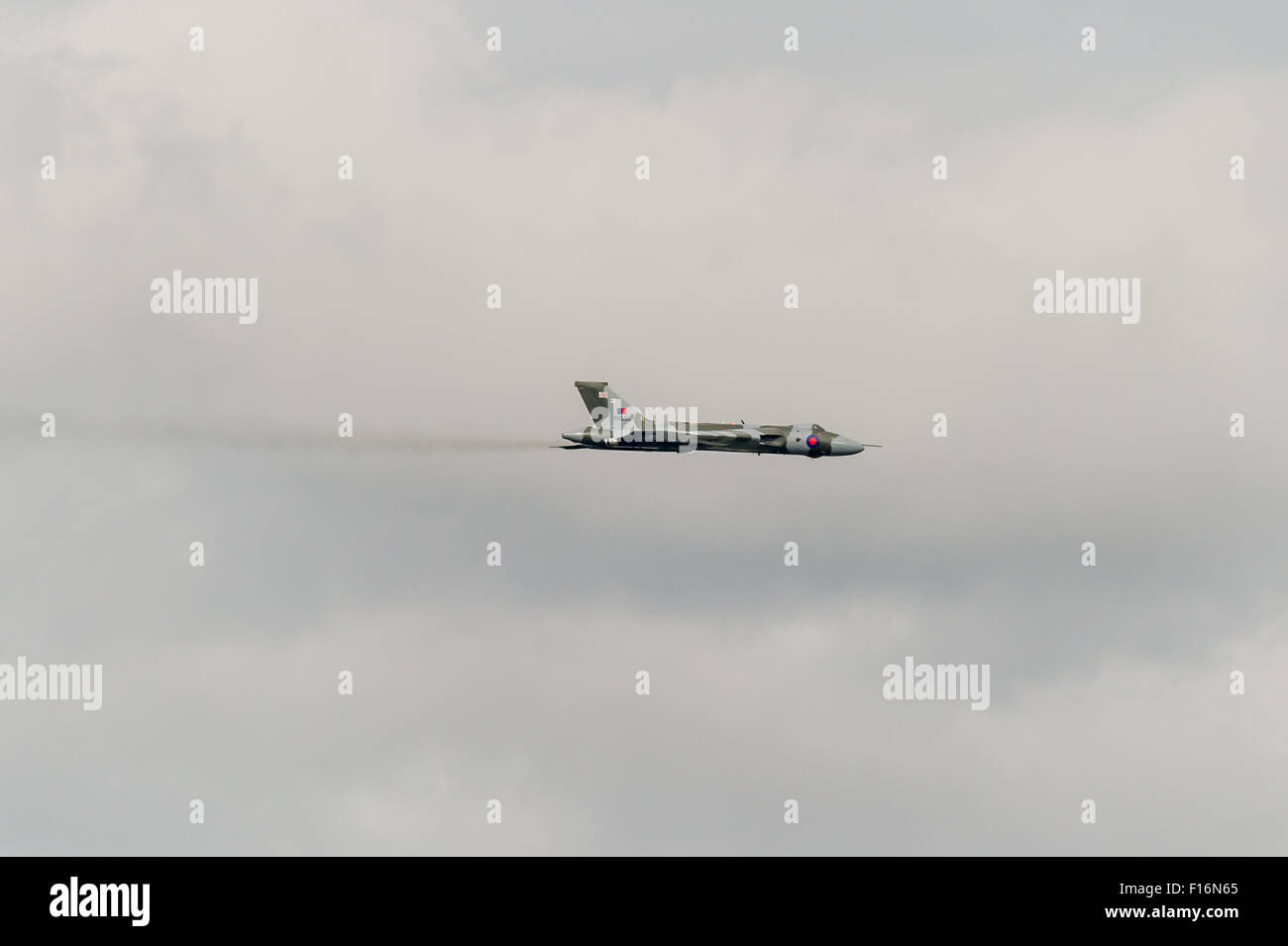 Avro Vulcan xh558 voce per l'attesa prima della sua apparizione a Clacton Air Show, fotografato passando Ardleigh in Essex. Foto Stock