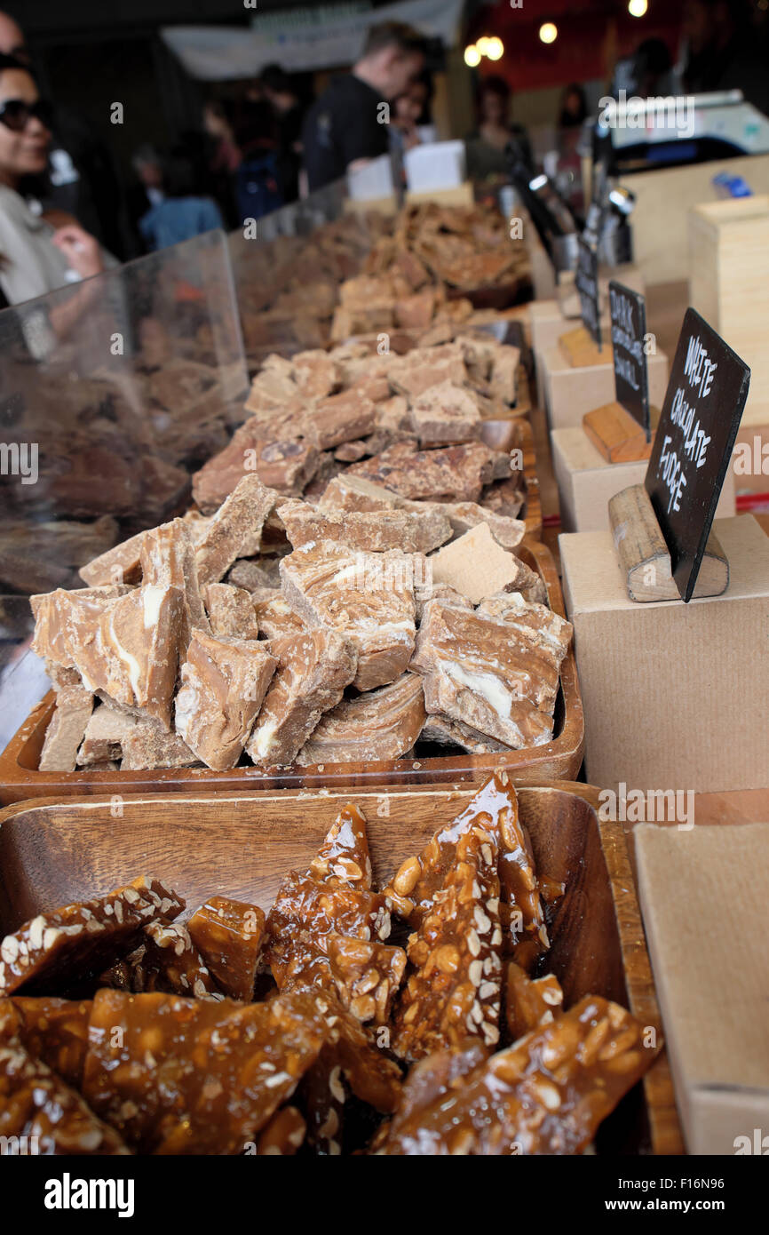 Fudge fatti in casa dei pezzi per la vendita su un dolce stallo a Borough Market in Southwark South London UK KATHY DEWITT Foto Stock
