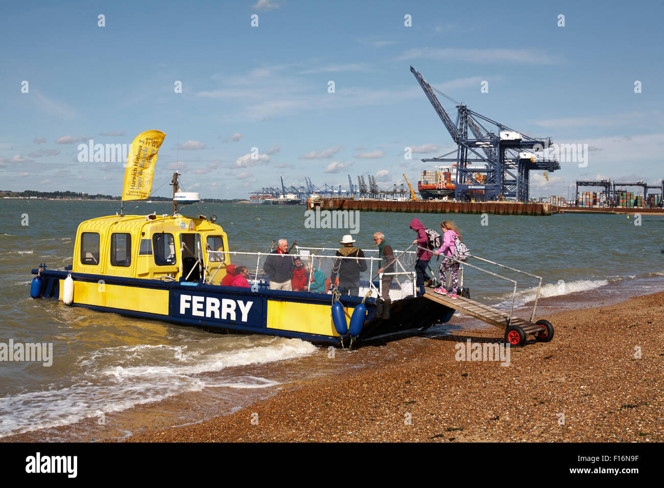 Piedi traghetto al porto di Felixstowe Suffolk dal Landguard Point Foto Stock