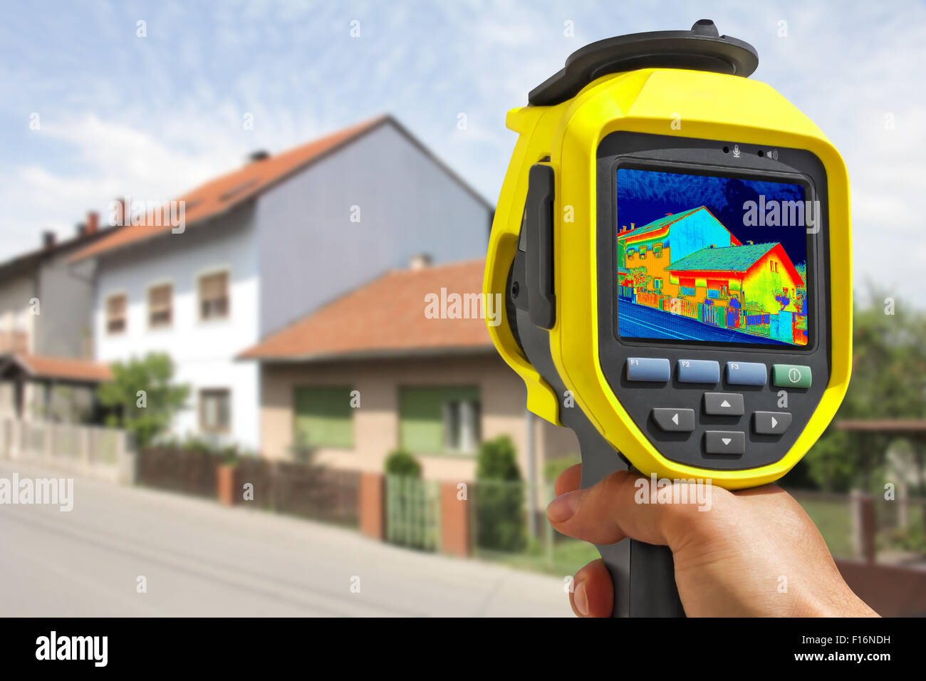 La registrazione di perdite di calore a casa con la termocamera infrarossa Foto Stock