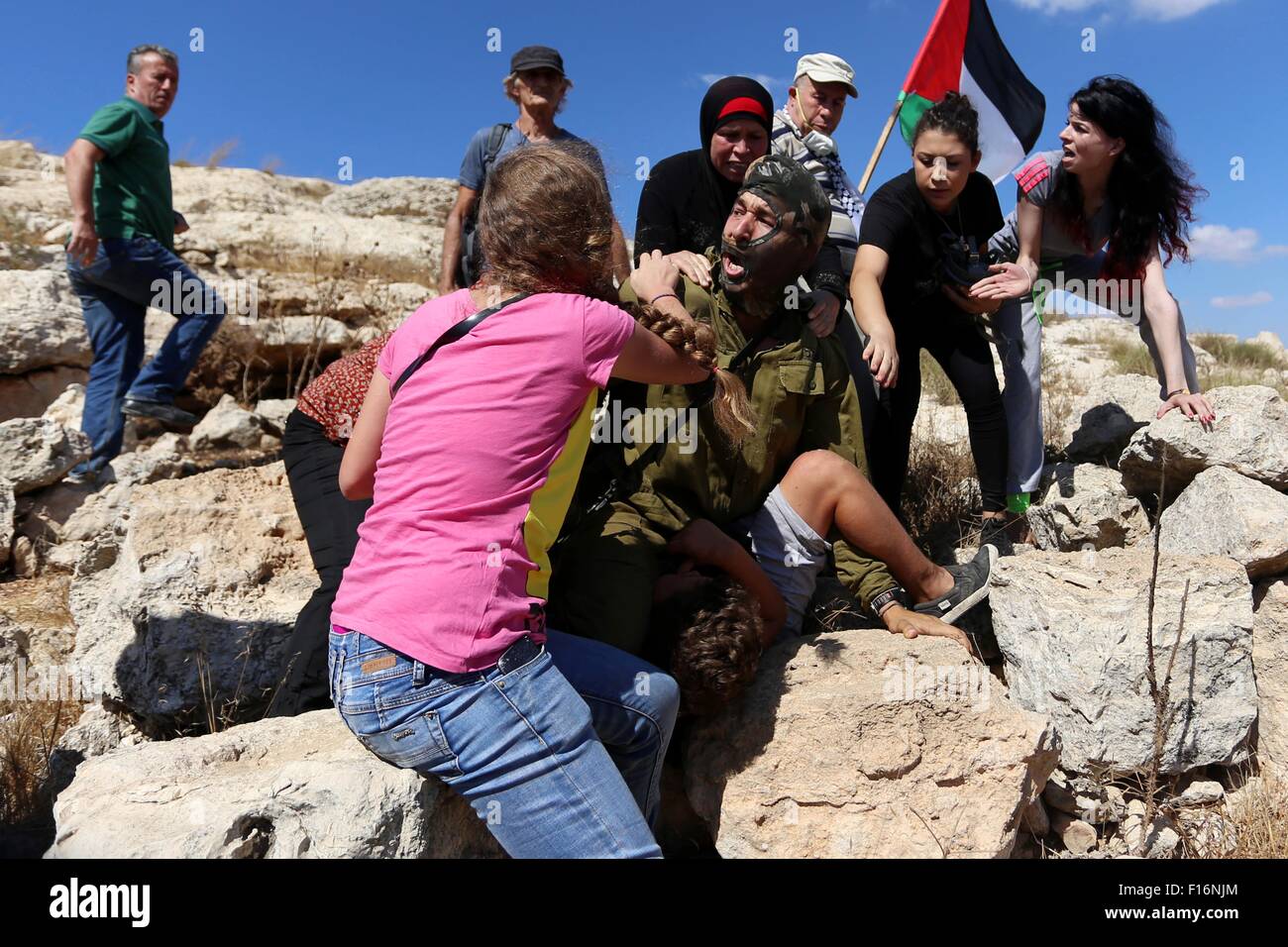 Nabi Saleh, West Bank, Territorio palestinese. 28 Agosto, 2015. I manifestanti si scontrano con un soldato israeliano come egli tenta di arrestare un ragazzo palestinese a seguito di una protesta contro gli insediamenti ebraici nella West Bank villaggio di Nabi Saleh, vicino a Ramallah Agosto 28, 2015 © Shadi Hatem APA/images/ZUMA filo/Alamy Live News Foto Stock