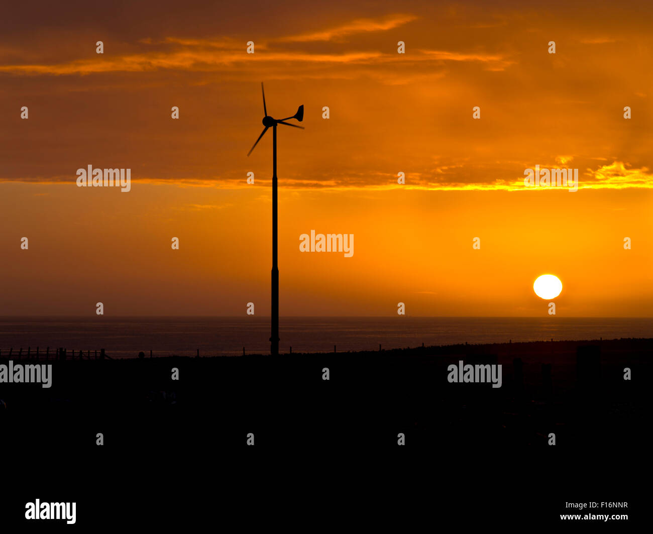dh TURBINA EOLICA UK Sunset turbina eolica silhouette turbina eolica uk cielo sole set Foto Stock