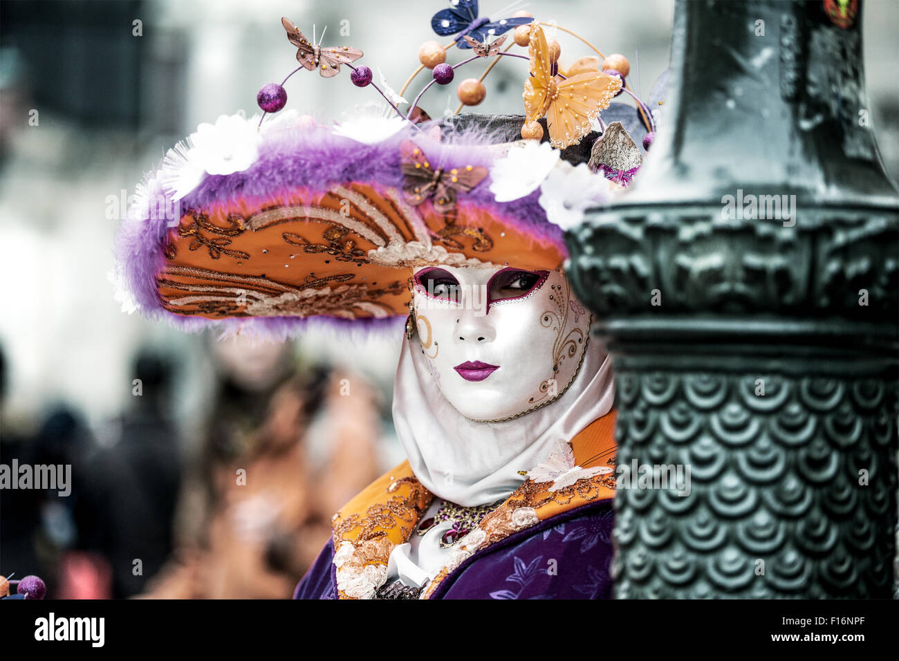 Una donna in una vasta colmato hat con farfalle al Carnevale di Venezia Foto Stock