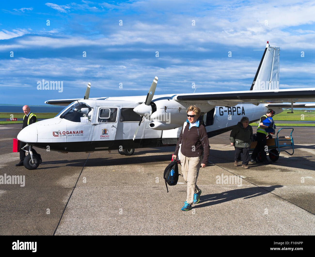 dh Loganair islander passeggero KIRKWALL AEROPORTO ORKNEY Britten norman Bn2b-26 piccolo aereo turistico regionale aereo aereo bn2 donna turisti Foto Stock