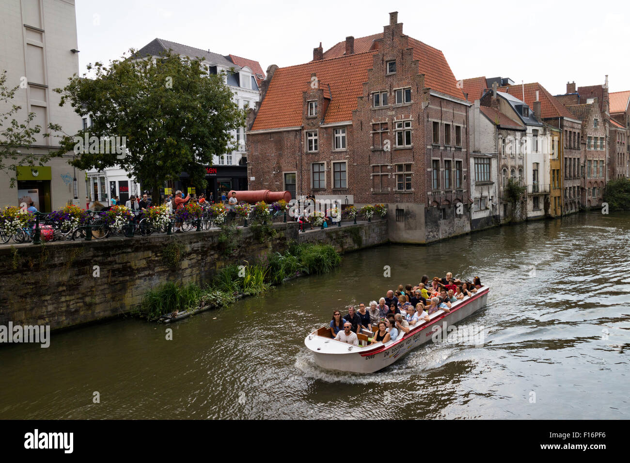 In barca per visite guidate con i turisti sul fiume Lye in Ghend, Belgio Foto Stock