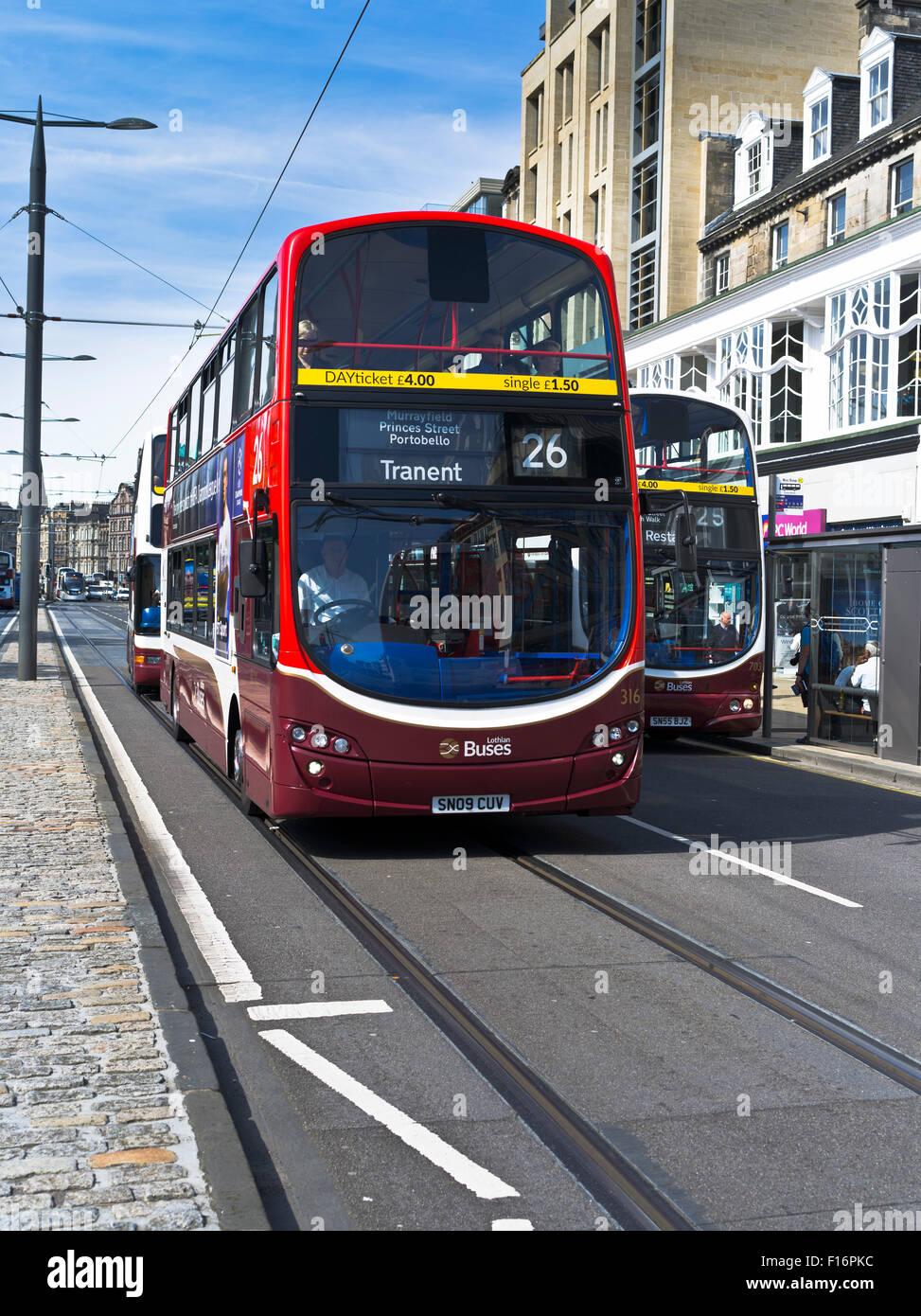 Dh Princes Street Edinburgh Lothian il traffico sul bus Foto Stock