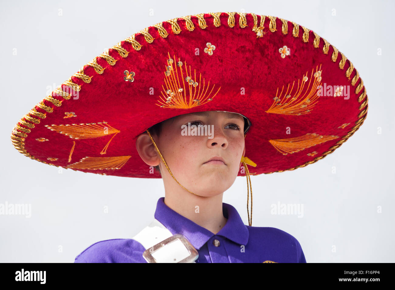 Musicista indossando tipo messicano hat a Swanage sfilata di carnevale in luglio con il tema dei supereroi Foto Stock