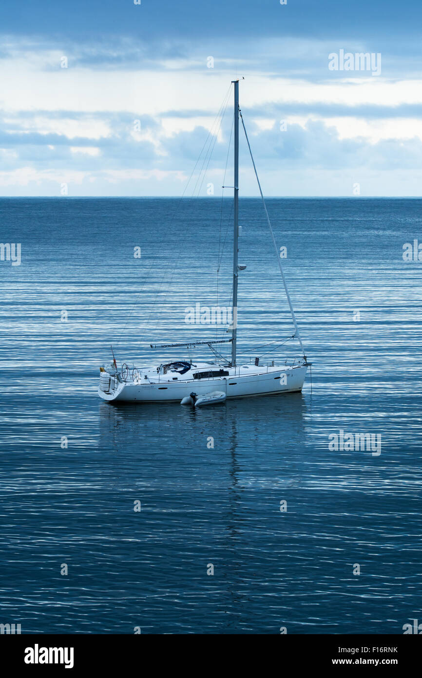 Baltimore Yacht charter yacht ormeggiati in early morning light off Cape Clear Island in West Cork, Irlanda Foto Stock