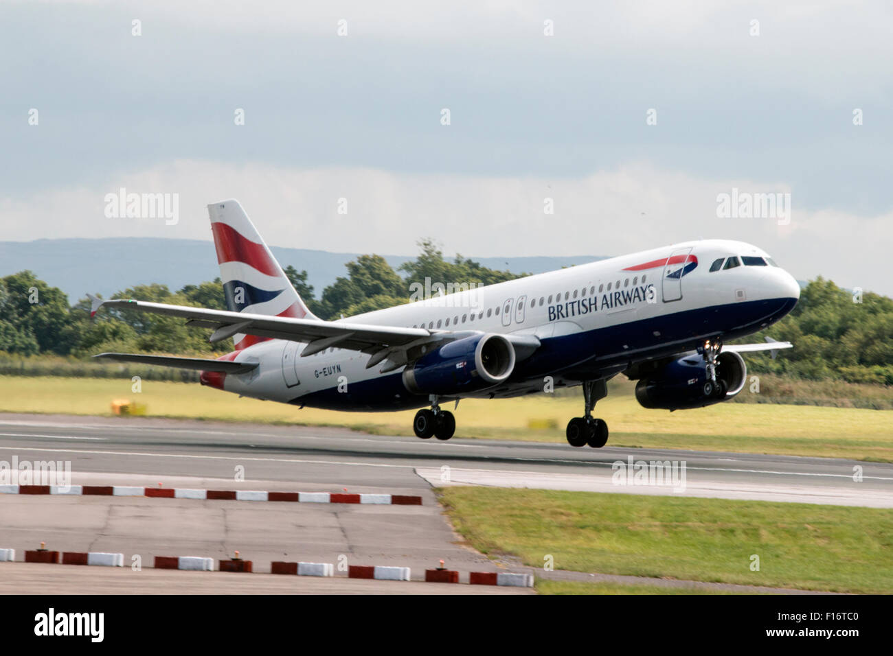 British Airways Airbus A320-232 tenendo fuori all'Aeroporto di Manchester (Regno Unito) Foto Stock