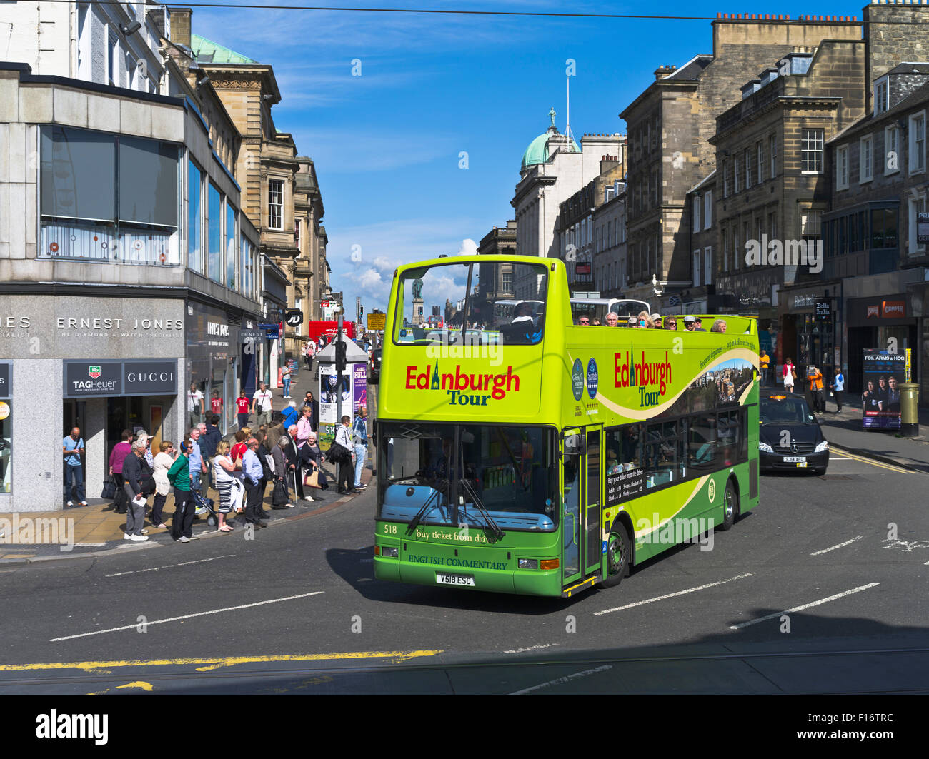 Dh Princes Street Edinburgh City Sightseeing Edinburgh bus tour open top double decker Foto Stock