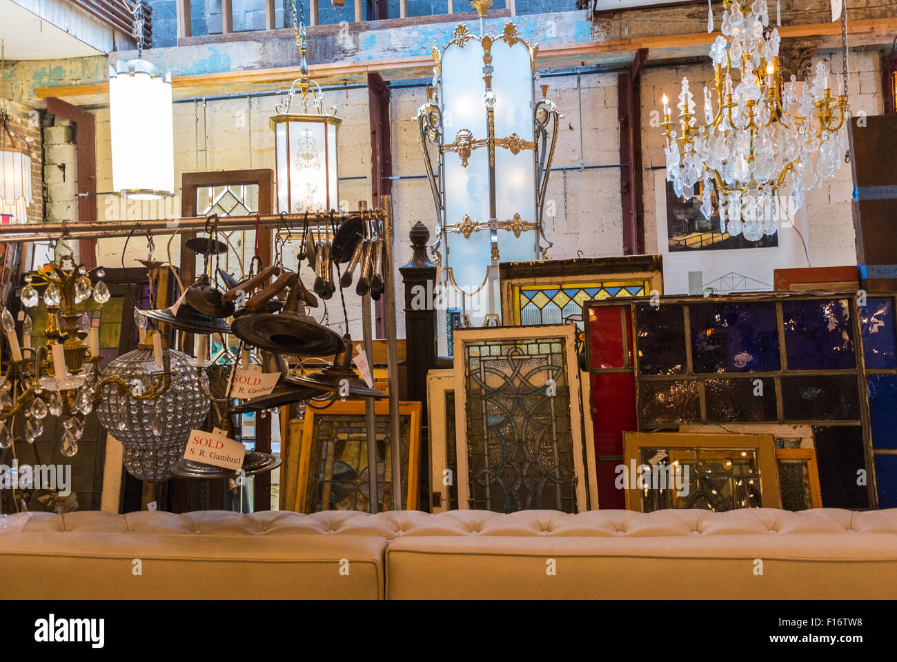 New York City, USA, al suo interno si possono ammirare oggetti in mostra nell'American Antiques Store, "Olde Good Things" nella zona di Chelsea, oggetti vintage, cornici impilate Foto Stock