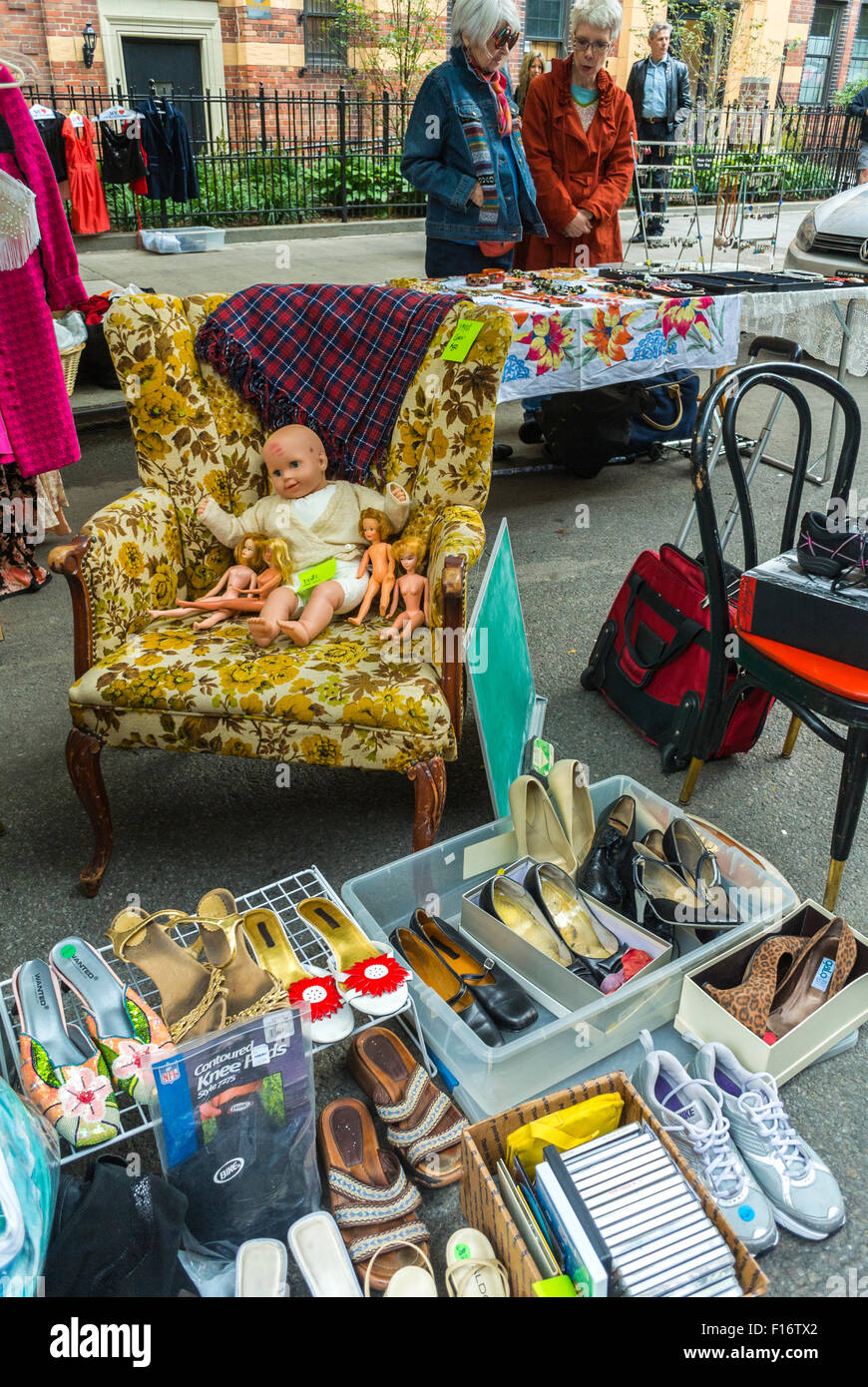 La città di New York, Stati Uniti d'America, Senior donne lavorano a mobili antichi e vestiti, sul display a Chelsea Street Il Mercato delle Pulci, Foto Stock