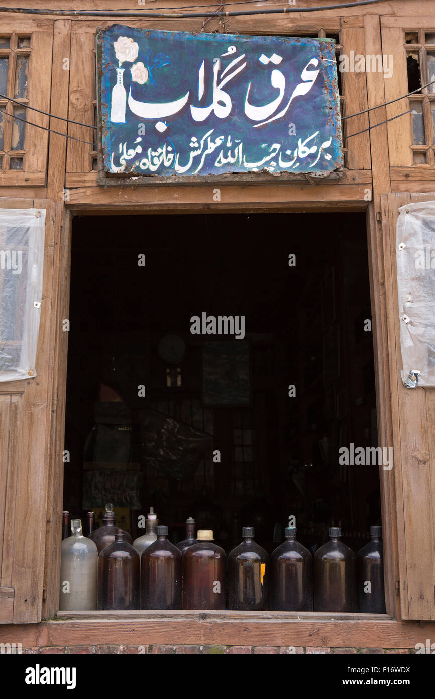 India, Jammu e Kashmir Srinagar, città vecchia, flaconi di medicinali nella finestra dei farmacisti shop Foto Stock