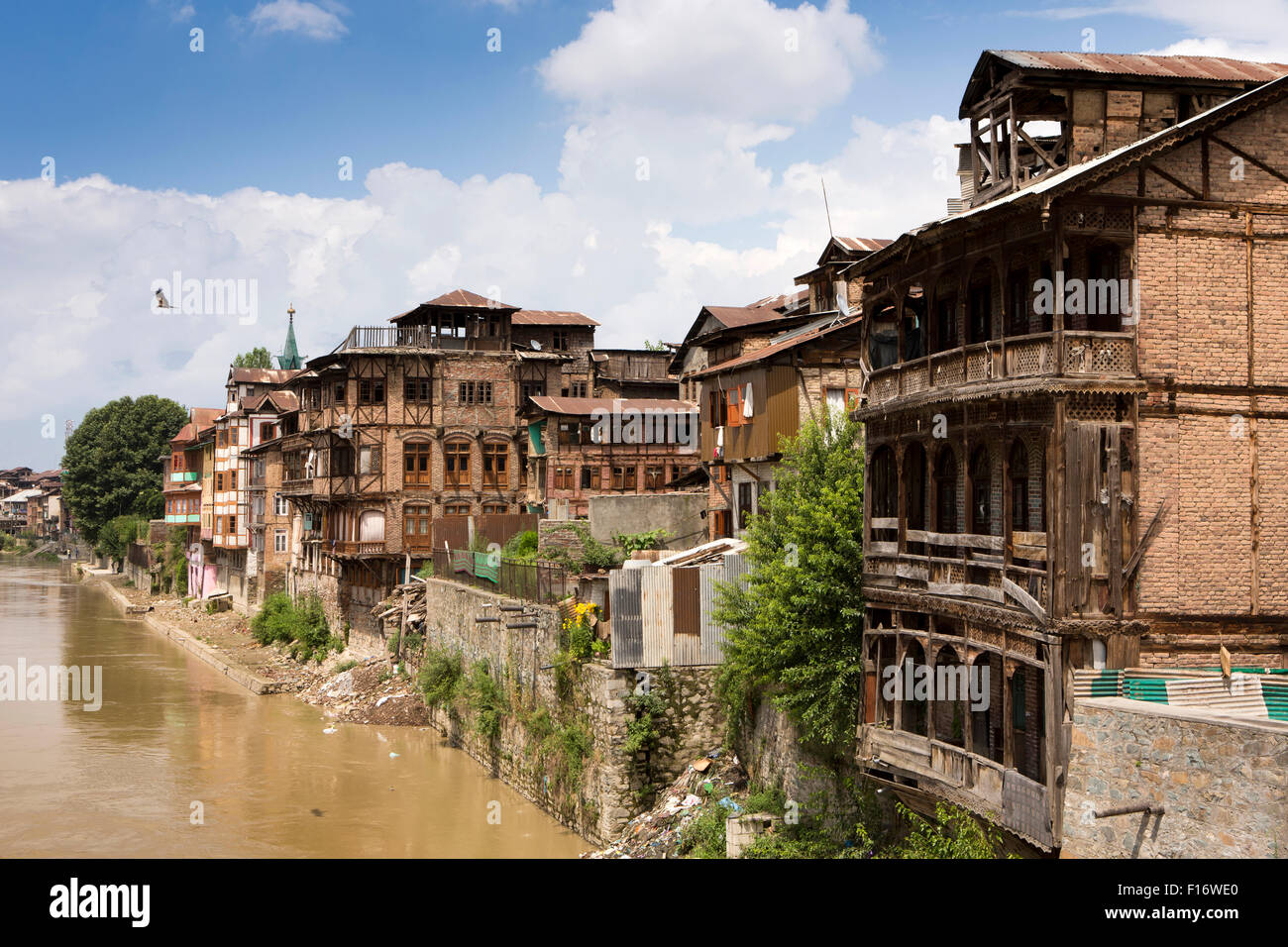 India, Jammu e Kashmir Srinagar, storico di vecchi edifici sulle rive del fiume Jhelum Foto Stock