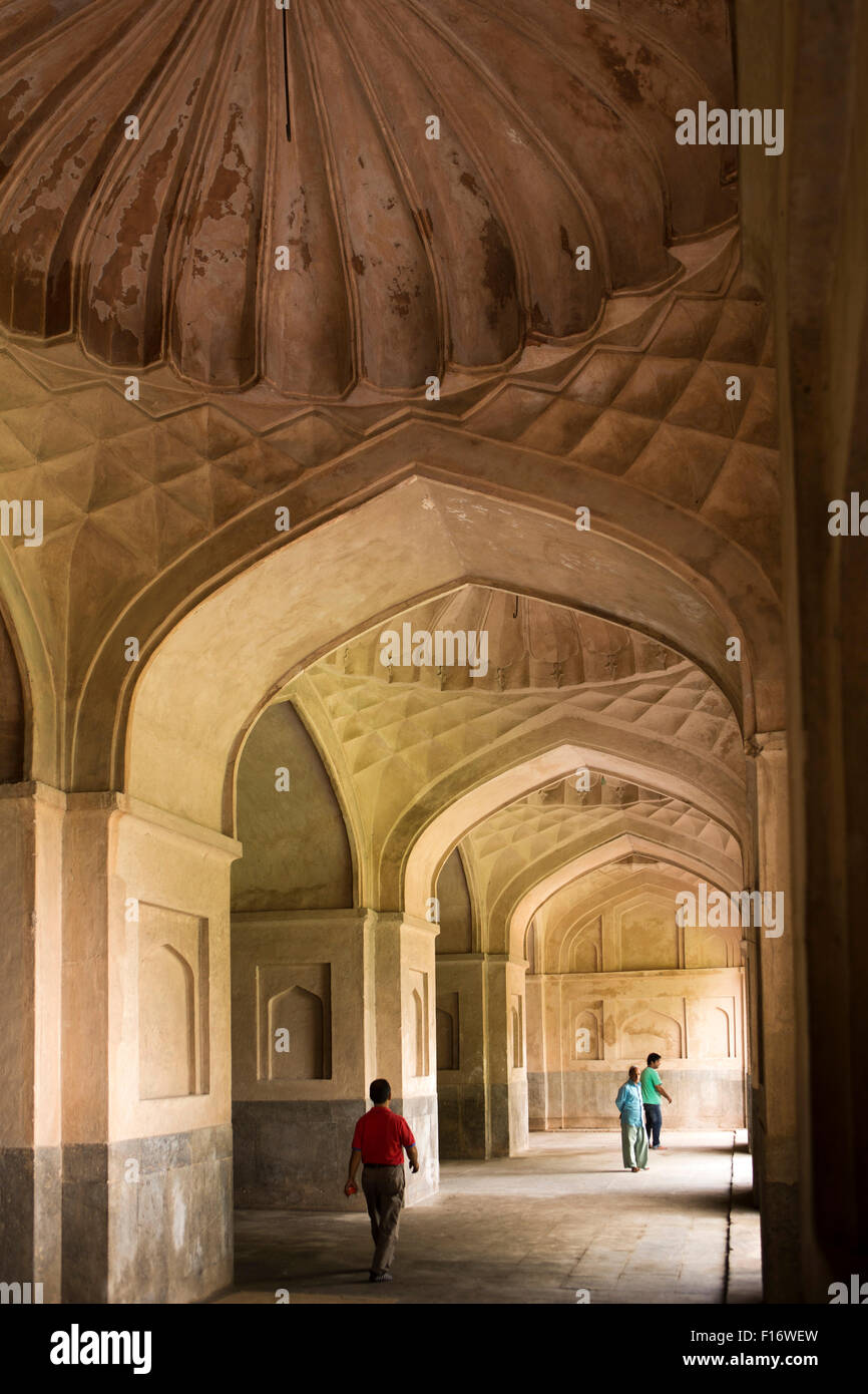India, Jammu e Kashmir Srinagar, Nowhatta, Pathar Masjid, interna arcuata di arcade Foto Stock