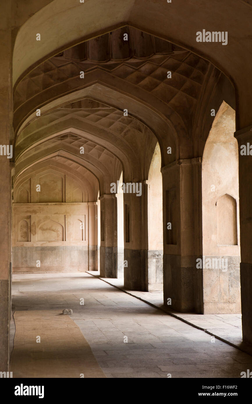 India, Jammu e Kashmir Srinagar, Nowhatta, Pathar Masjid, interna arcuata di arcade Foto Stock