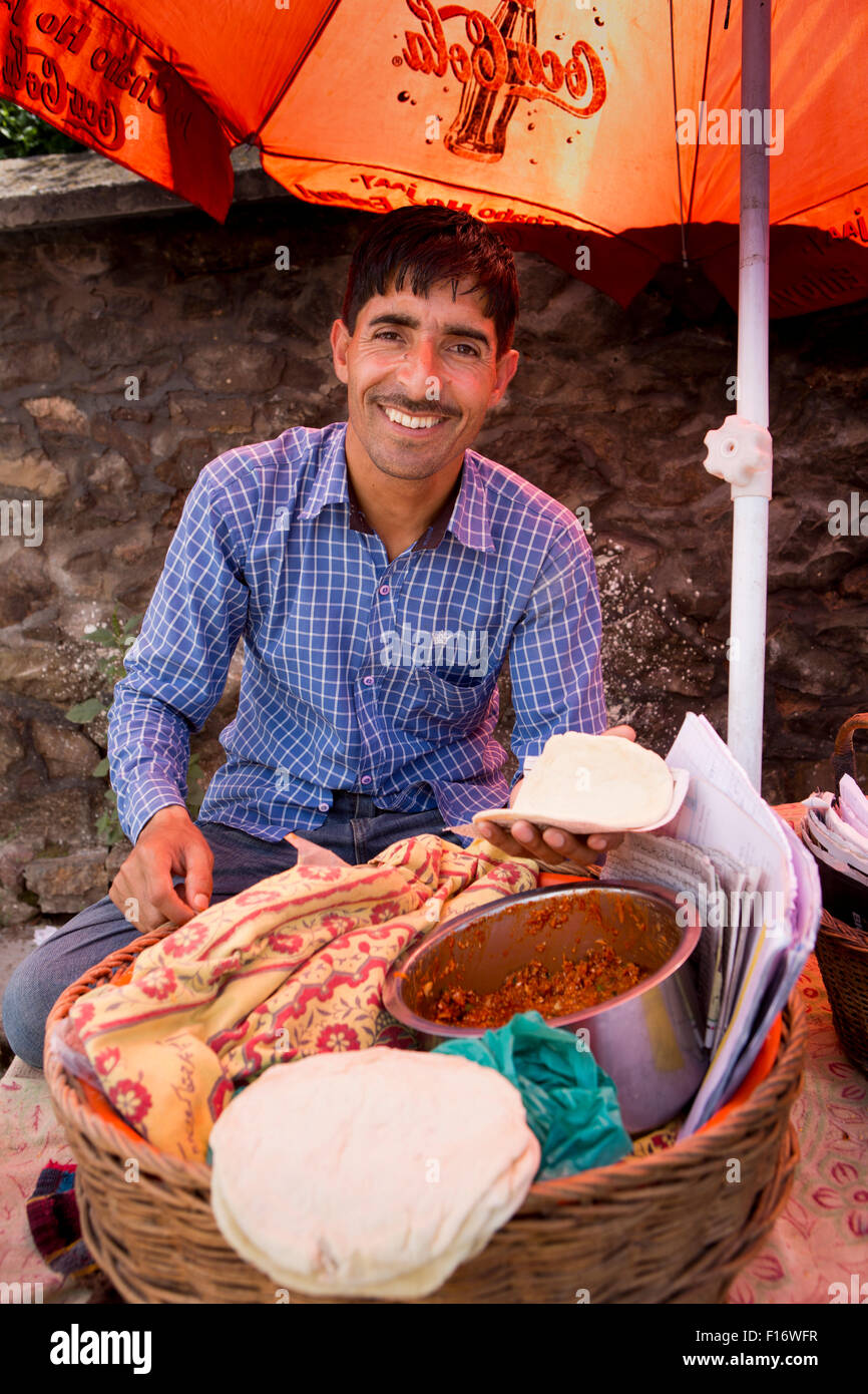 India, Jammu e Kashmir Srinagar, veloce, cibo, uomo vendita curry vegetale riempito di roti a Jama Masjid Foto Stock