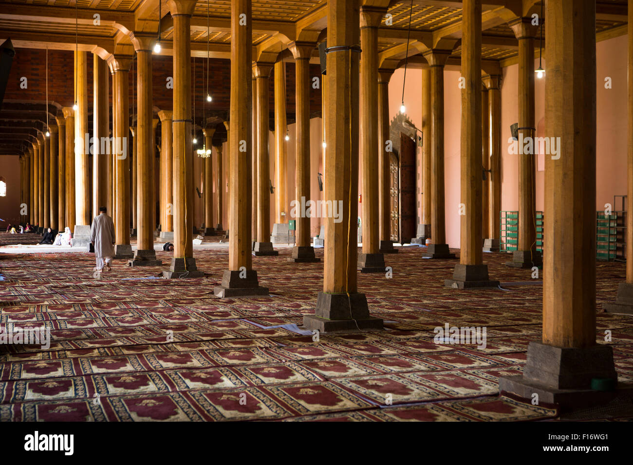 India, Jammu e Kashmir Srinagar, Nowhatta, Jamia Masjid, interno, colonne realizzate da cedro deodar tronchi di alberi Foto Stock
