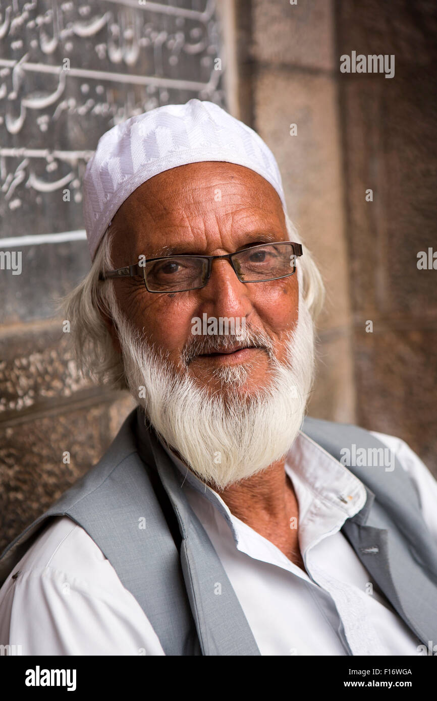 India, Jammu e Kashmir Srinagar, Nowhatta, Jamia Masjid, volto di vecchio con barba bianca del Kashmir uomo musulmano Foto Stock