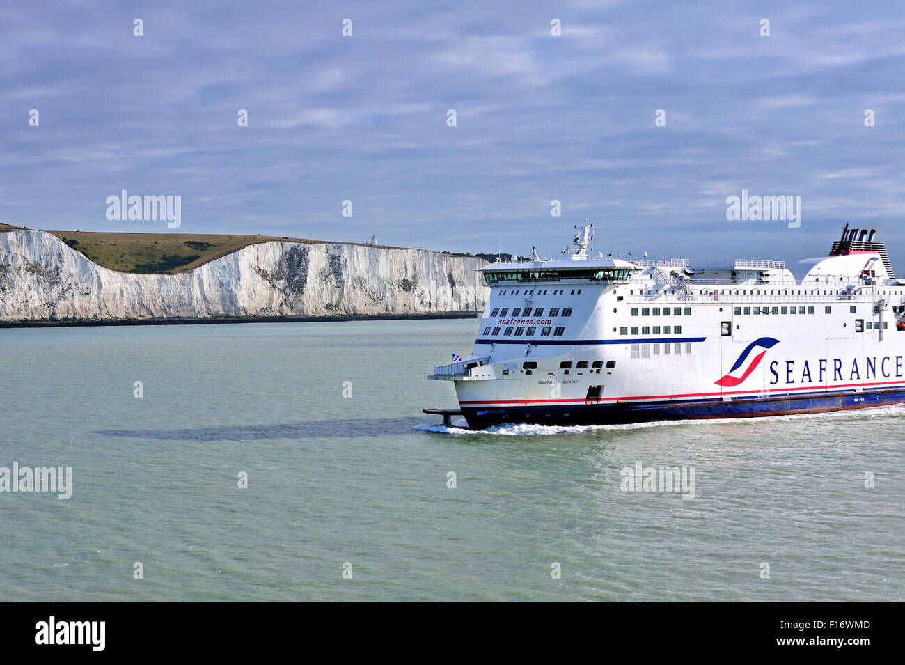 Seafrance traghetto sul Mare del Nord, passando il gesso bianche scogliere di Dover lungo il Canale della Manica in Kent, England, Regno Unito Foto Stock