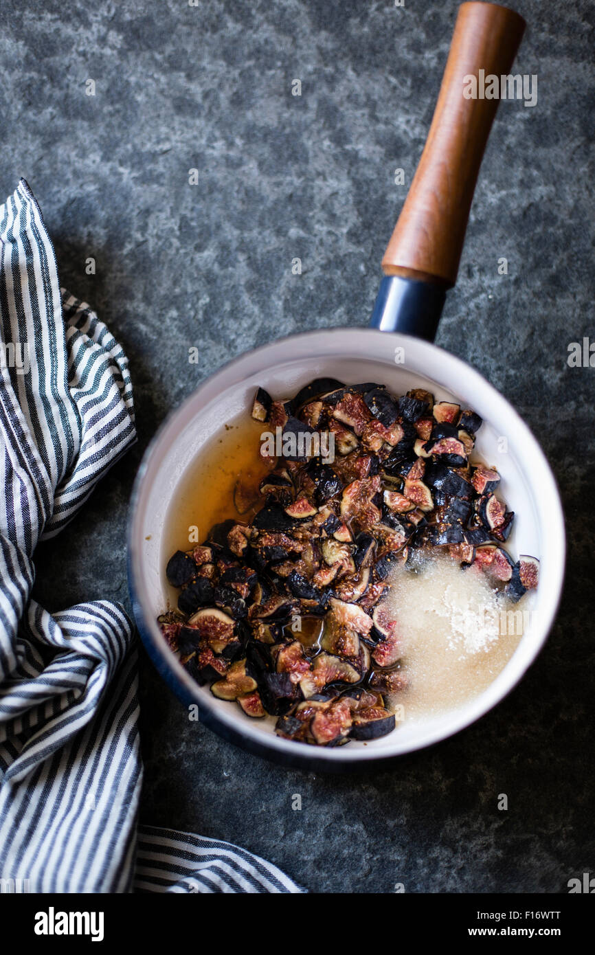 Fig conservare in una padella. Ingredienti per la fig swirl ice cream. Foto Stock