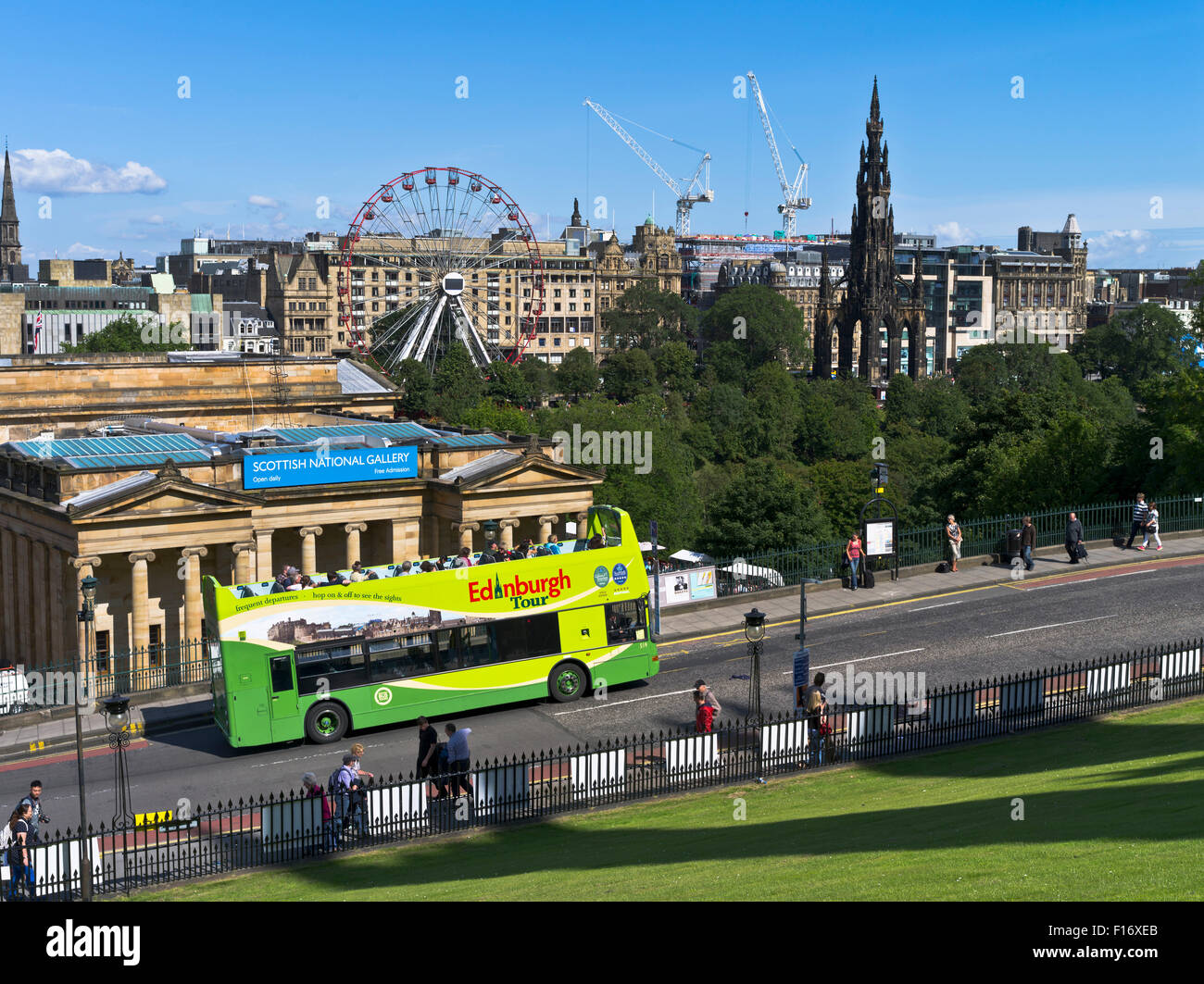 dh THE MOUND EDINBURGH Edinburgh autobus turistico Scottish National Gallery Edinburgh Mound tour della città scozzese Foto Stock