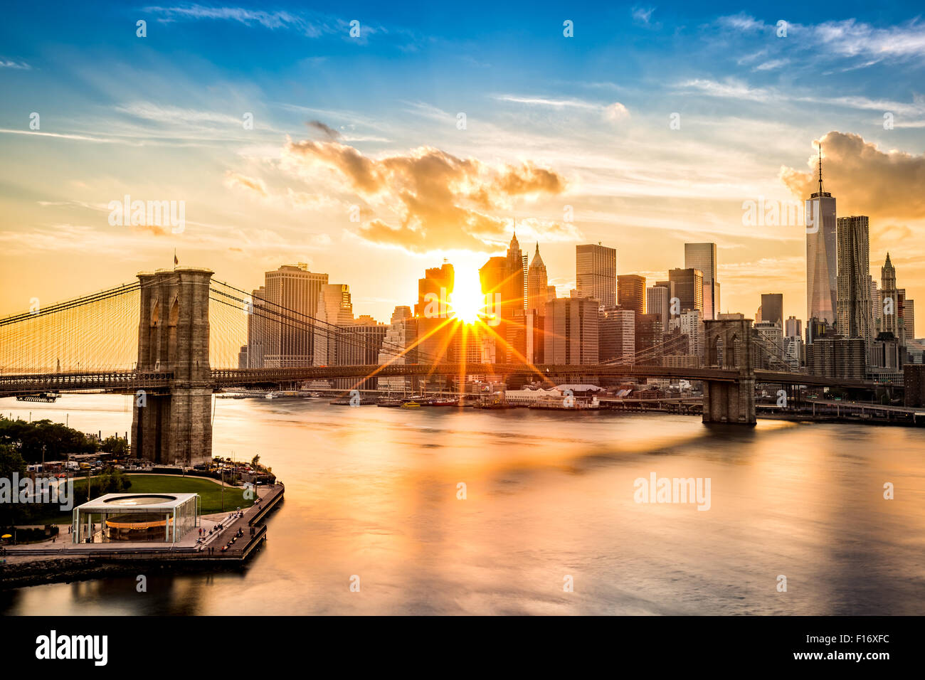Il Ponte di Brooklyn e la parte inferiore di Manhattan skyline al tramonto, come visto da Manhattan Bridge Foto Stock