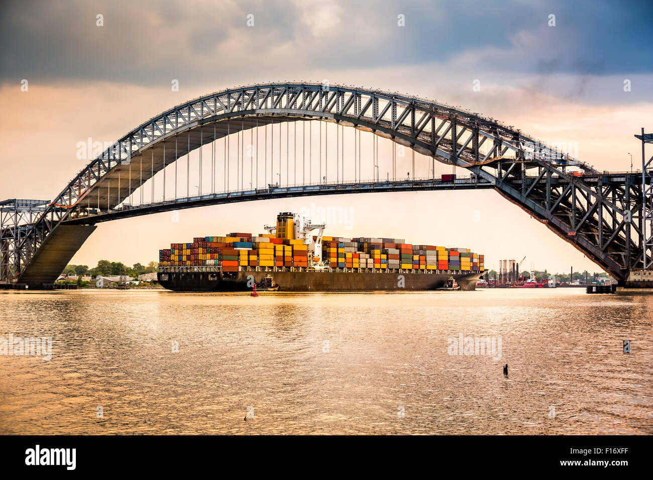 Contenitore grande nave passa sotto il ponte di Bayonne, NJ in rotta verso il porto di Newark Foto Stock