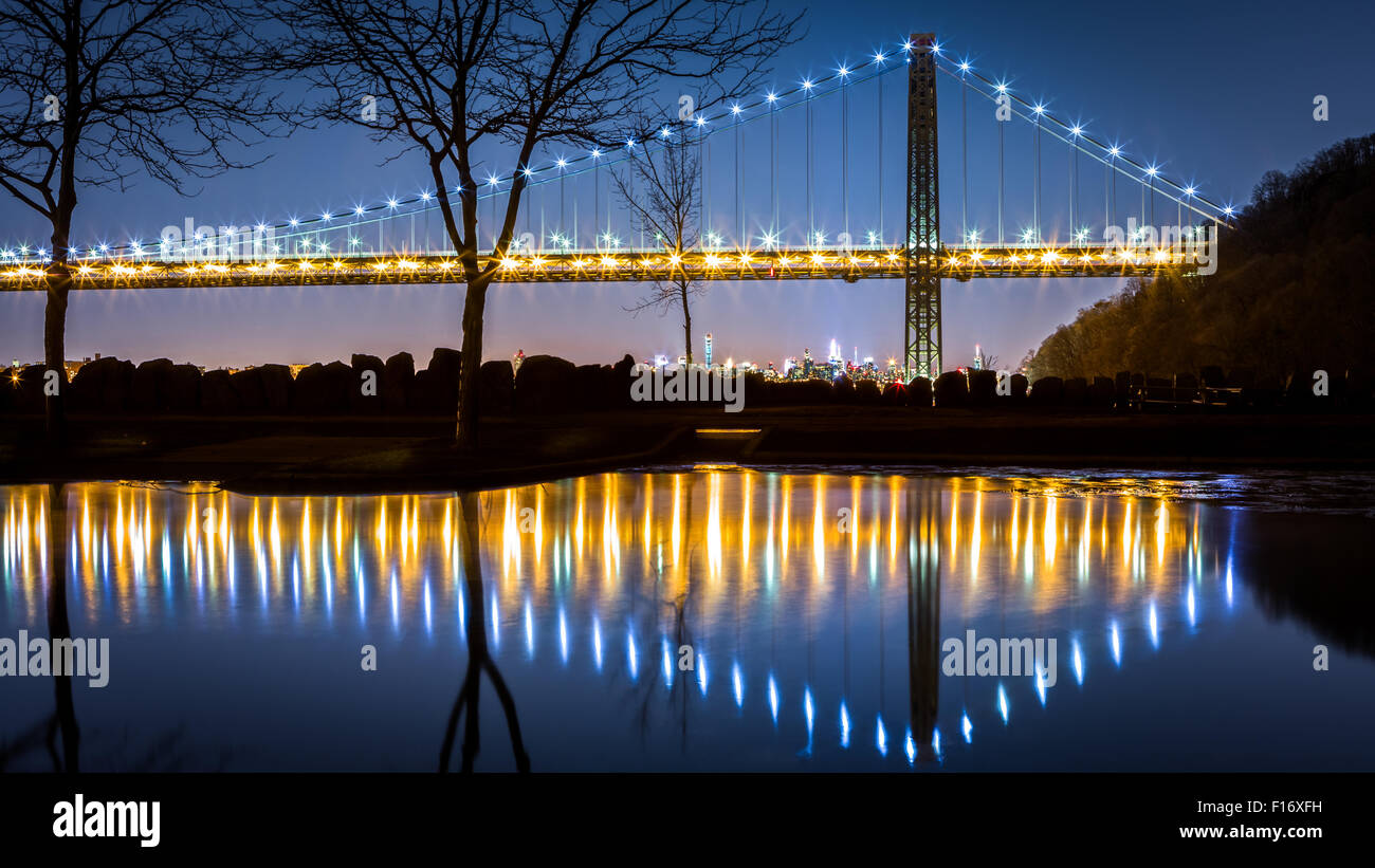 George Washington Bridge di notte si riflette in una piscina di acqua nel Dock Ress area picnic, New Jersey Foto Stock