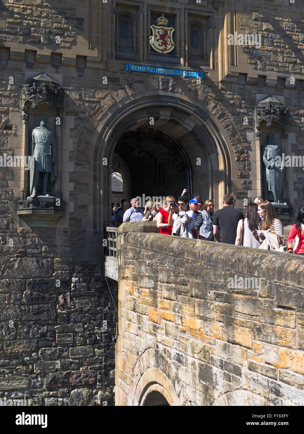 dh EDINBURGH CASTELLO EDIMBURGO Scozia turisti scattare foto ingresso turistico persone Foto Stock