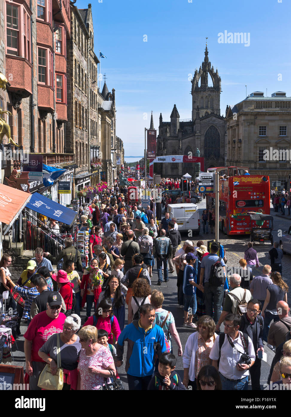 dh Lawnmarket THE ROYAL MILE EDINBURGH affollate Street tourists scotland view people affolled Summer city center Foto Stock