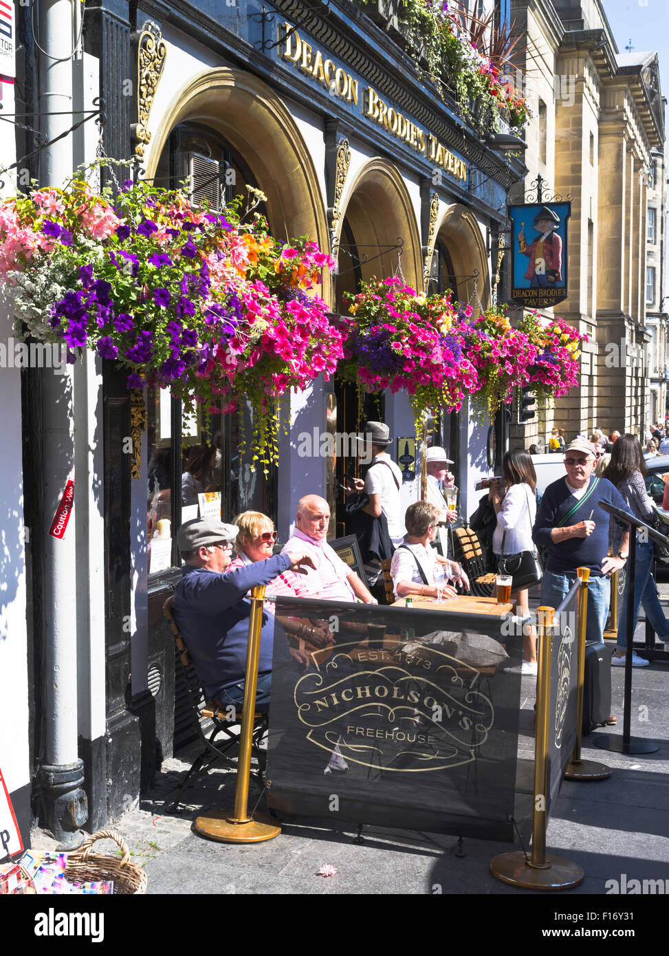 dh Lawnmarket THE ROYAL MILE EDINBURGH Deacon Brodies Tavern pub all'aperto brodie pub scozia birra bar persone Foto Stock