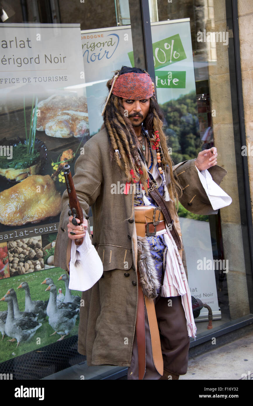Un Johnny Depp si assomigliano divertente turisti in Piazza Libertà a Sarlat, Aquitaine Foto Stock